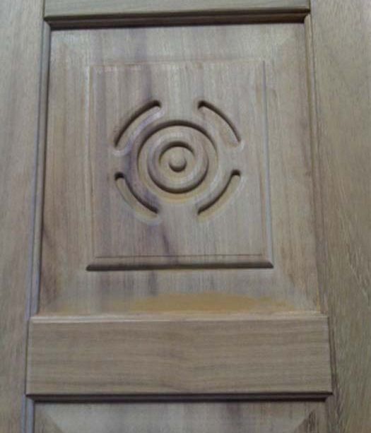Carpintería Calvo Puertas en madera con grabado
